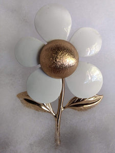 Sarah Coventry Flower Power Pin..!  BIG White Enameled Petals Piece Bright Gold Textured Center & Detailed Leaves Sixties Sweet..!
