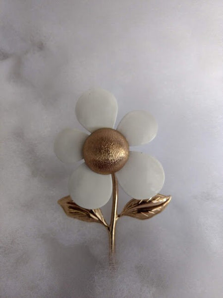 Sarah Coventry Flower Power Pin..!  BIG White Enameled Petals Piece Bright Gold Textured Center & Detailed Leaves Sixties Sweet..!