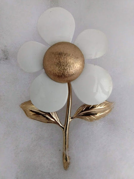 Sarah Coventry Flower Power Pin..!  BIG White Enameled Petals Piece Bright Gold Textured Center & Detailed Leaves Sixties Sweet..!