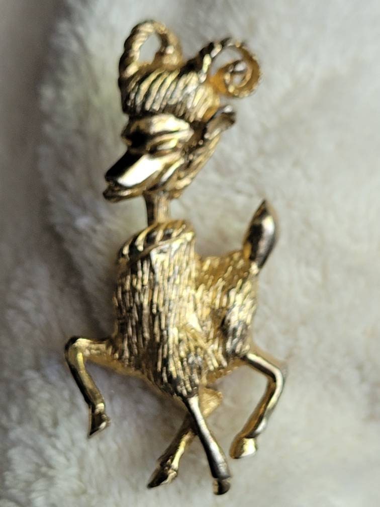 Hobe' Wildlife circa 1950s Golden Era Pin