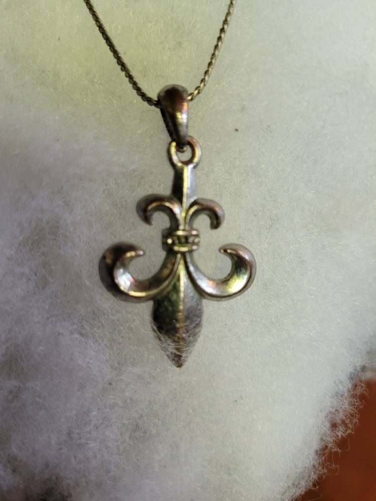 Fleur-de-lis Silver Vintage Pendant Necklace