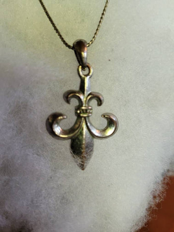 Fleur-de-lis Silver Vintage Pendant Necklace