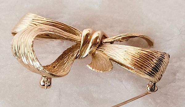 14 Karat  Golden Bow Brooch Vintage Fabulous Flair  Class Style..! Details in Design Mark this Special Rings  Things Buttons and Bows