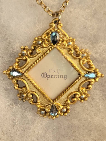 Styish Aqua Studded Gold Frame Necklace