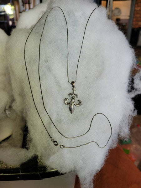 Fleur-de-lis Silver Vintage Pendant Necklace