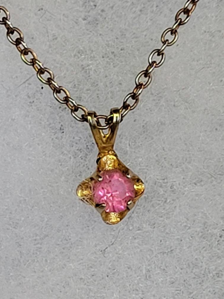 PoPing Pink Vintage Single Stone Necklace