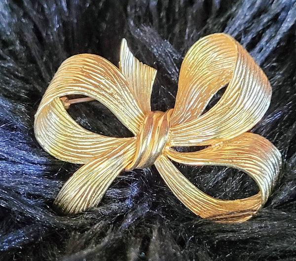 14 Karat  Golden Bow Brooch Vintage Fabulous Flair  Class Style..! Details in Design Mark this Special Rings  Things Buttons and Bows