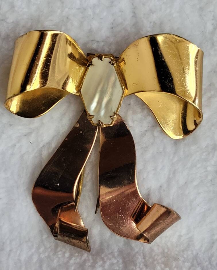 Coro Bow Mother of Pearl Cebtrr 40s 50s