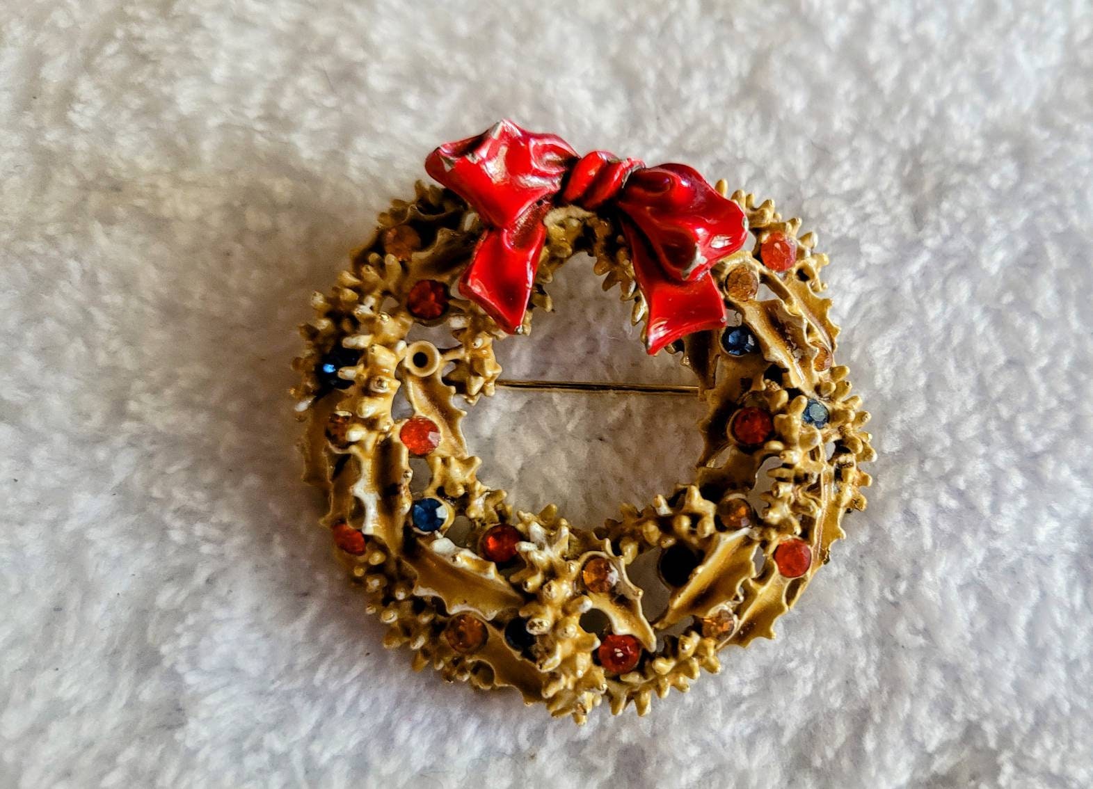 ART" Vintage Christmas Wreath Pin circa 1970s