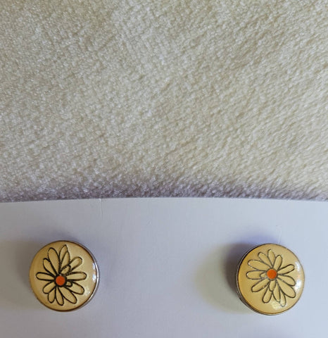 Twin Daisy Lapel Pins 50s 60s Lucite overlay...