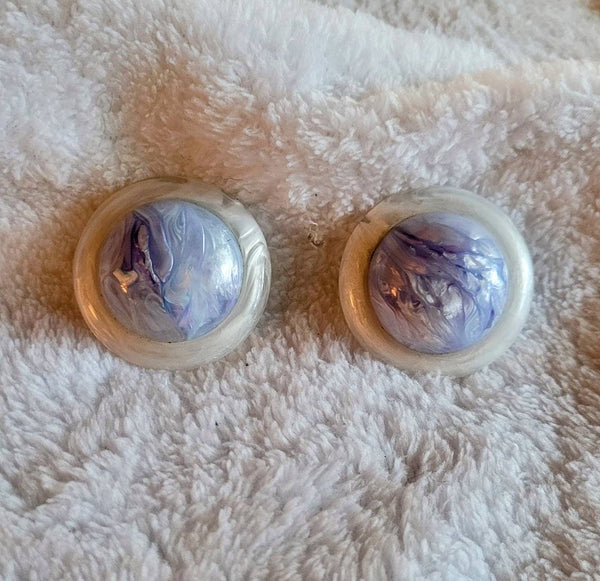 Mid Century Fantastic Plastic Dome Blue Violet & White Marble Clip Earrings