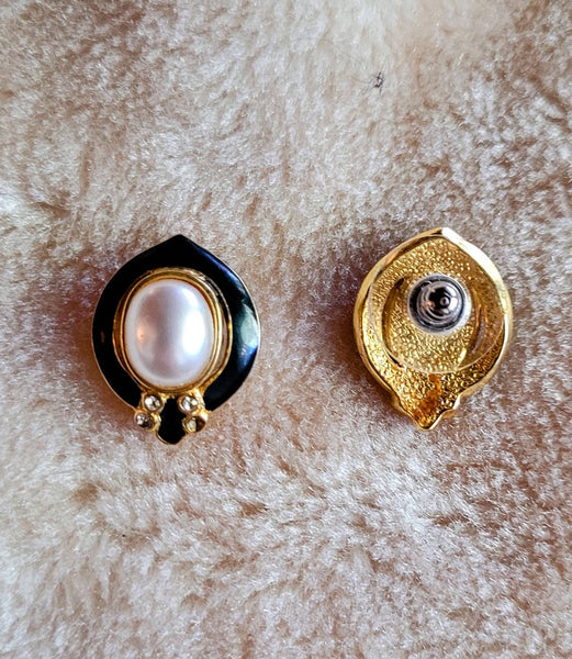 Pretty Pearl Post Earrings Vintage Oval Gold with  Black Framing A Pearl