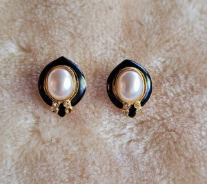 Pretty Pearl Post Earrings Vintage Oval Gold with  Black Framing A Pearl