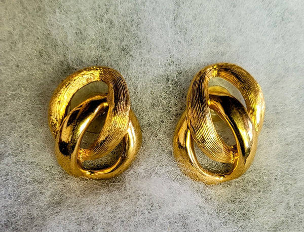 Napier Signed Classics  Shining Gold with Brushed Interlocking Links Vintage Rocks..!