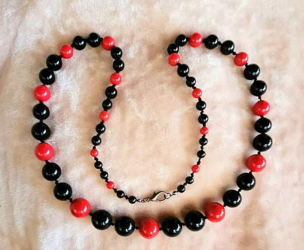 Big Beautiful Bold Eighties Extravagant..!  40" Black and Red Graduating Gumball Handtied Necklace. Fashion Fun...