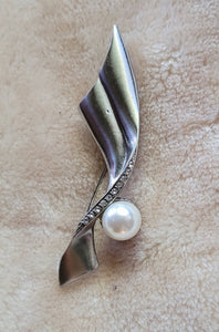 Silver Sleek Pearl Pin with Rhinestones Divine Lines Mid Century Magic