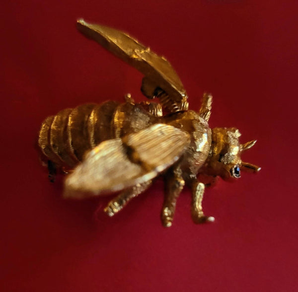 ⭐️Sold Jeanne Designer Golden Bee Trembler Pin... Incredible Detailed Nature Inspired Design It Looks Real..! The Mechanics in Moving Wings Amazing