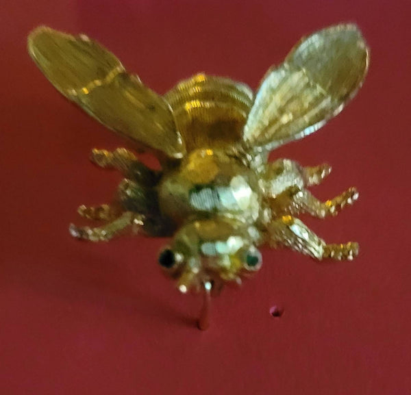 ⭐️Sold Jeanne Designer Golden Bee Trembler Pin... Incredible Detailed Nature Inspired Design It Looks Real..! The Mechanics in Moving Wings Amazing