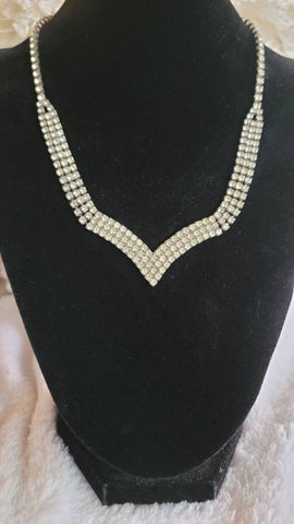 Dazzling Diamante Necklace Dozens of Crystal Rhinestones Sparkling Shine. !