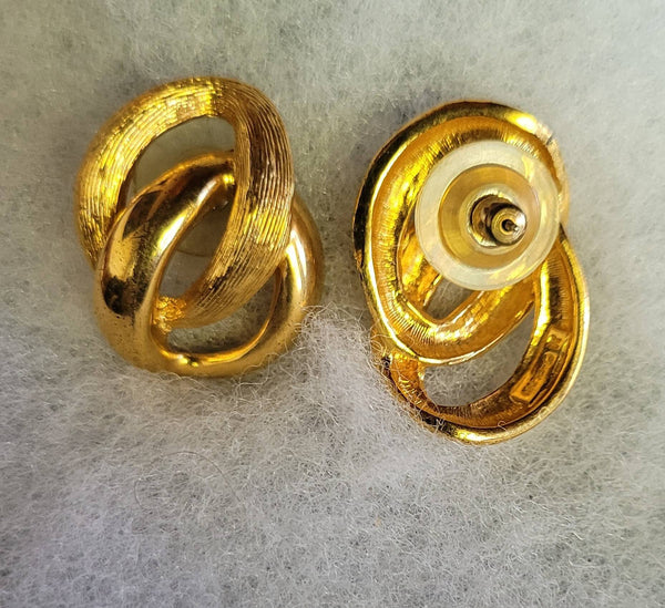 Napier Signed Classics  Shining Gold with Brushed Interlocking Links Vintage Rocks..!