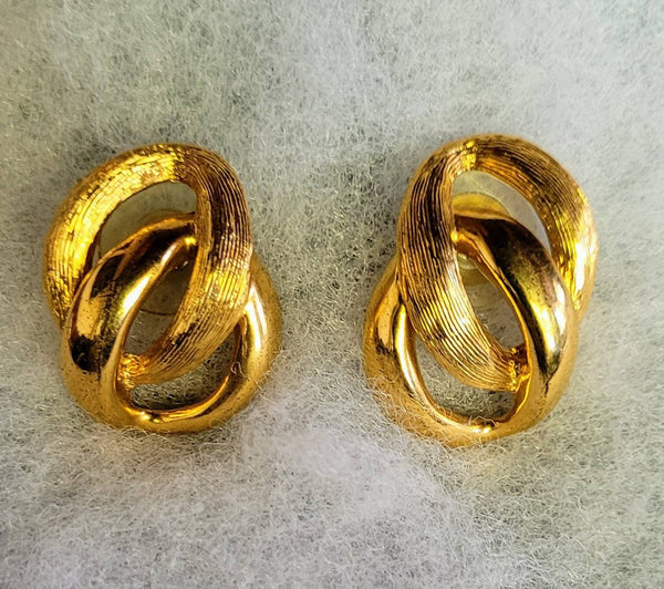 Napier Signed Classics  Shining Gold with Brushed Interlocking Links Vintage Rocks..!