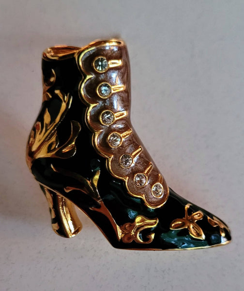Kenneth J. Lane Classic Victorian Shoe Pin... Stunning Detail in this Gold  and Black Glossy Vintage Treasure. Vintage Shoe Jewelry KJL